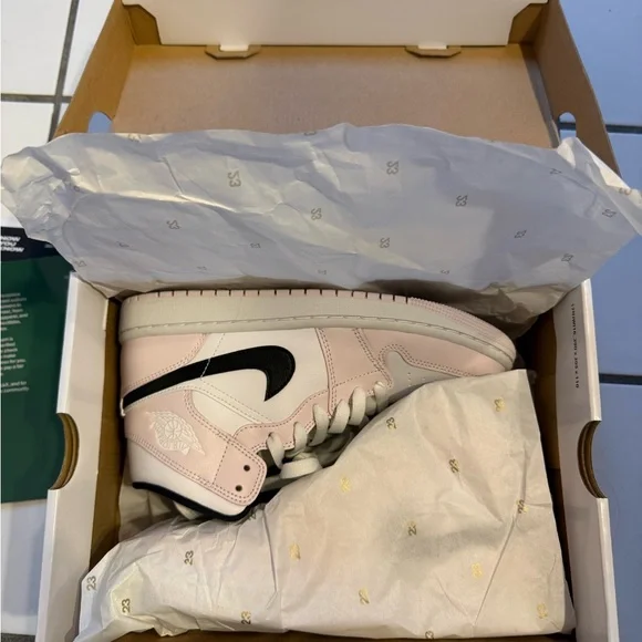 Jordan Women’s Air Jordan 1 Mid Light Violet/Black-White - Picture 2 of 8